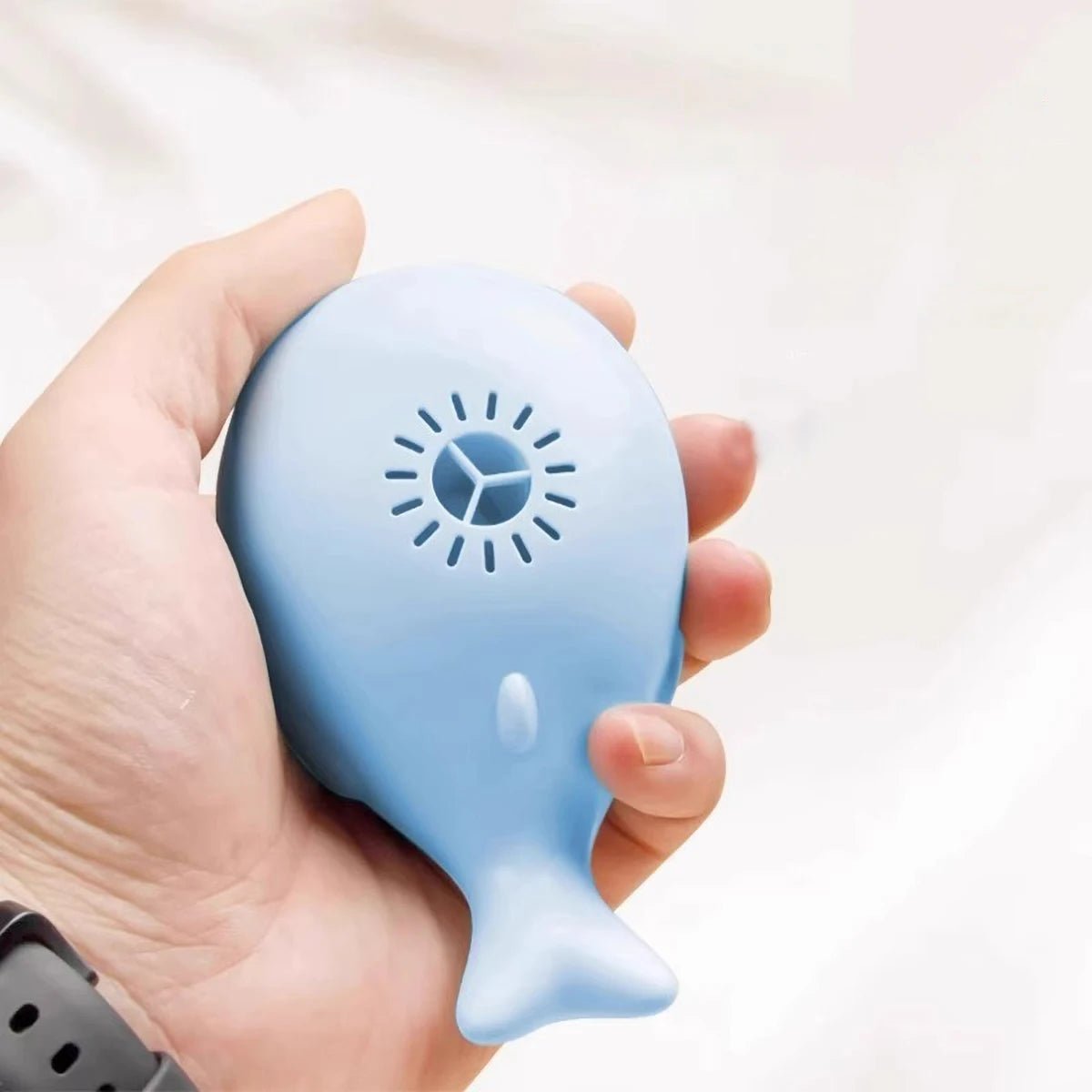 Whale - Shaped Floating Cat Toy - Ferylis